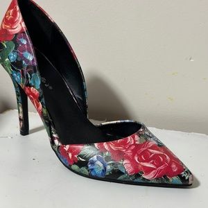 Beautiful floral print pumps